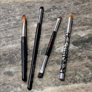 BUNDLE OF 4 make up brushes